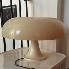 Настольная лампа с арматурой белого цвета, пластиковыми плафонами Artemide 0056010A (Giancarlo Mattioli, Gruppo Architetti Urbanisti Citta Nuova)