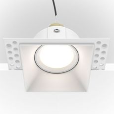 Точечный светильник с арматурой белого цвета Maytoni DL042-01-SQ-W