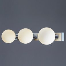 Светильник для ванной комнаты с стеклянными плафонами белого цвета Escada 1100/3